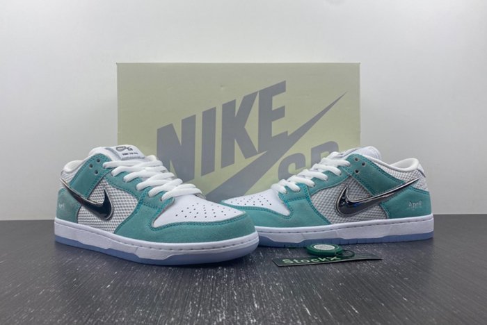 Dunk SACAI*NIKE SB Low FD2562-400